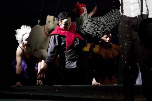 HANS IM GLÜCK
von Bertolt Brecht

ERSTE FOTOS - 4.Fotoprobe

Mit: Antonia Bill, Anke Engelsmann, Marina Senckel; Peter Luppa, Peter Miklusz, Matthias Mosbach, Marko Schmidt, Felix Tittel

Inszenierung: Sebastian Sommer
Bühne und Kostüme: Maria-Elena Amos
Dramaturgie: Steffen Sünkel

Premiere am 01.März 2014 im Berliner Ensemble.