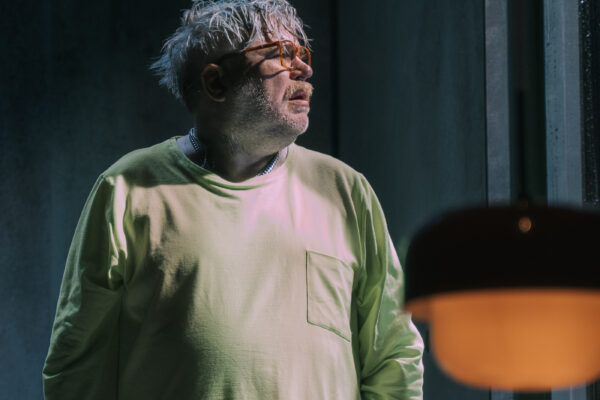 Matthieu Delaporte | EINSZWEIUNDZWANZIG VOR DEM ENDE | Renaissance Theater Berlin