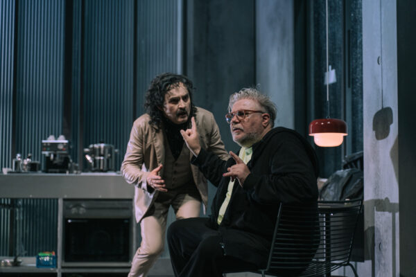 Matthieu Delaporte | EINSZWEIUNDZWANZIG VOR DEM ENDE | Renaissance Theater Berlin