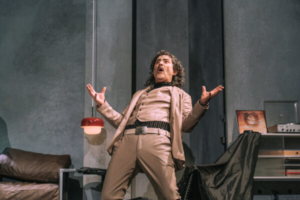 Matthieu Delaporte | EINSZWEIUNDZWANZIG VOR DEM ENDE | Renaissance Theater Berlin