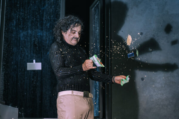 Matthieu Delaporte | EINSZWEIUNDZWANZIG VOR DEM ENDE | Renaissance Theater Berlin