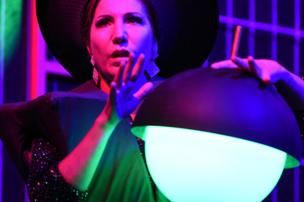 Peter Shaffer | KOMÖDIE IM DUNKELN | Hessisches Staatstheater Wiesbaden