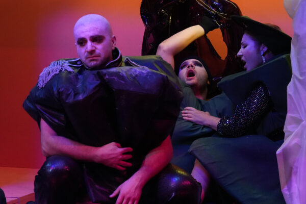 Peter Shaffer | KOMÖDIE IM DUNKELN | Hessisches Staatstheater Wiesbaden